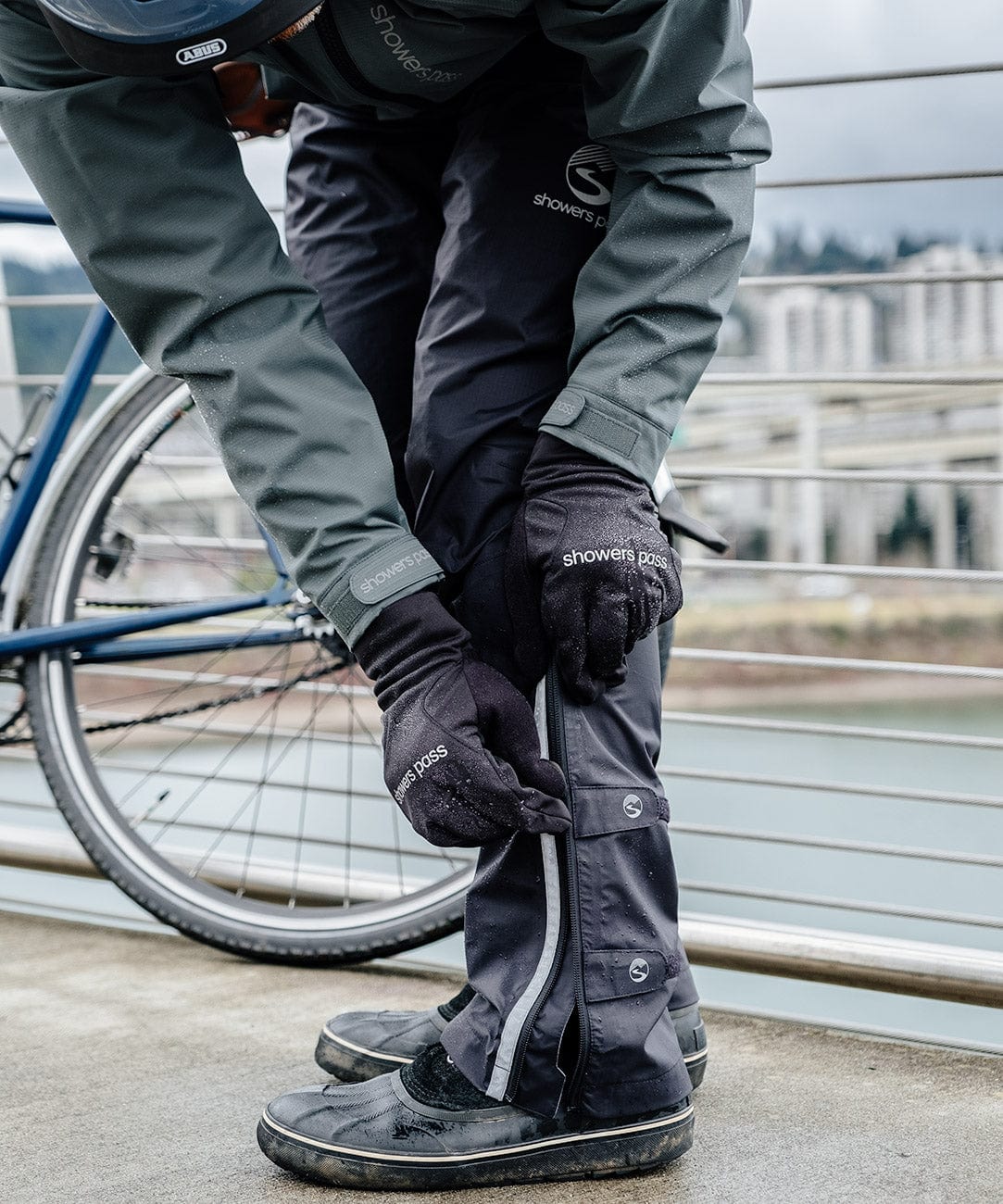 Showers Pass Men's 3 Layer Waterproof Transit Rain Pants (Black - Large) :  : Clothing, Shoes & Accessories